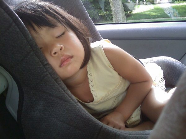 Pourquoi ne faut pas laisser bébé s’endormir trop longtemps dans le siège auto ?
